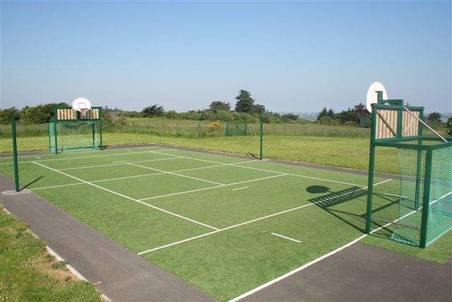 The AE Multisports Platform 350 Alu Wood is a sports platform located in Plouézec, a commune in the department of Côtes-d'Armor, in Brittany, France. The platform is designed to accommodate various sports activities and is constructed using aluminum and wood materials.