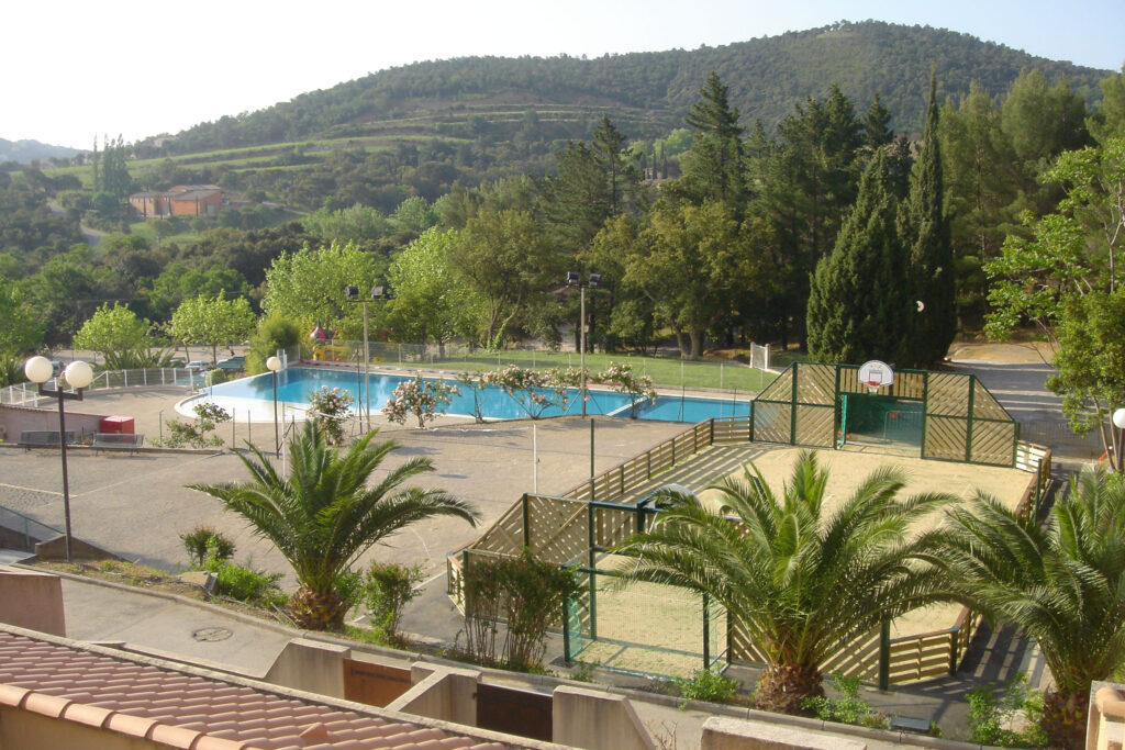 Terrain multisports installé près d'une piscine dans un centre de vacances