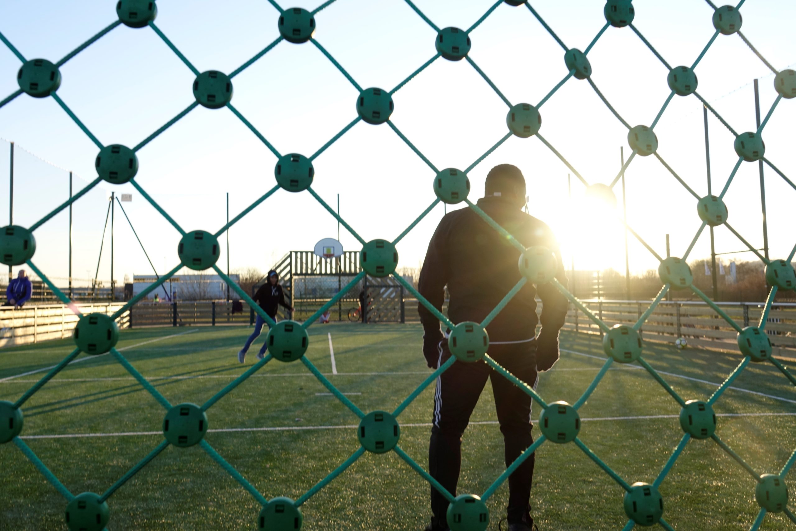vue d'un terrain multisports par la cage de foot