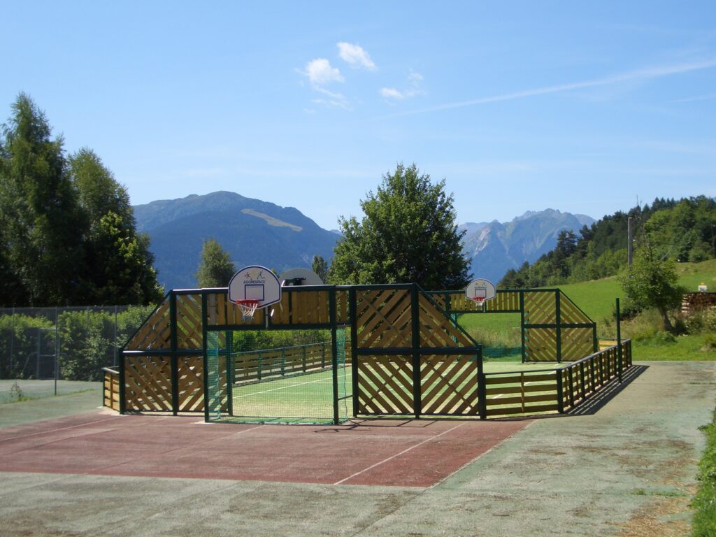 Terrain en Métal Bois installé sur un ancien court de tennis